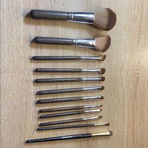 brush set. Unknown brand. Includes a MAC brush.